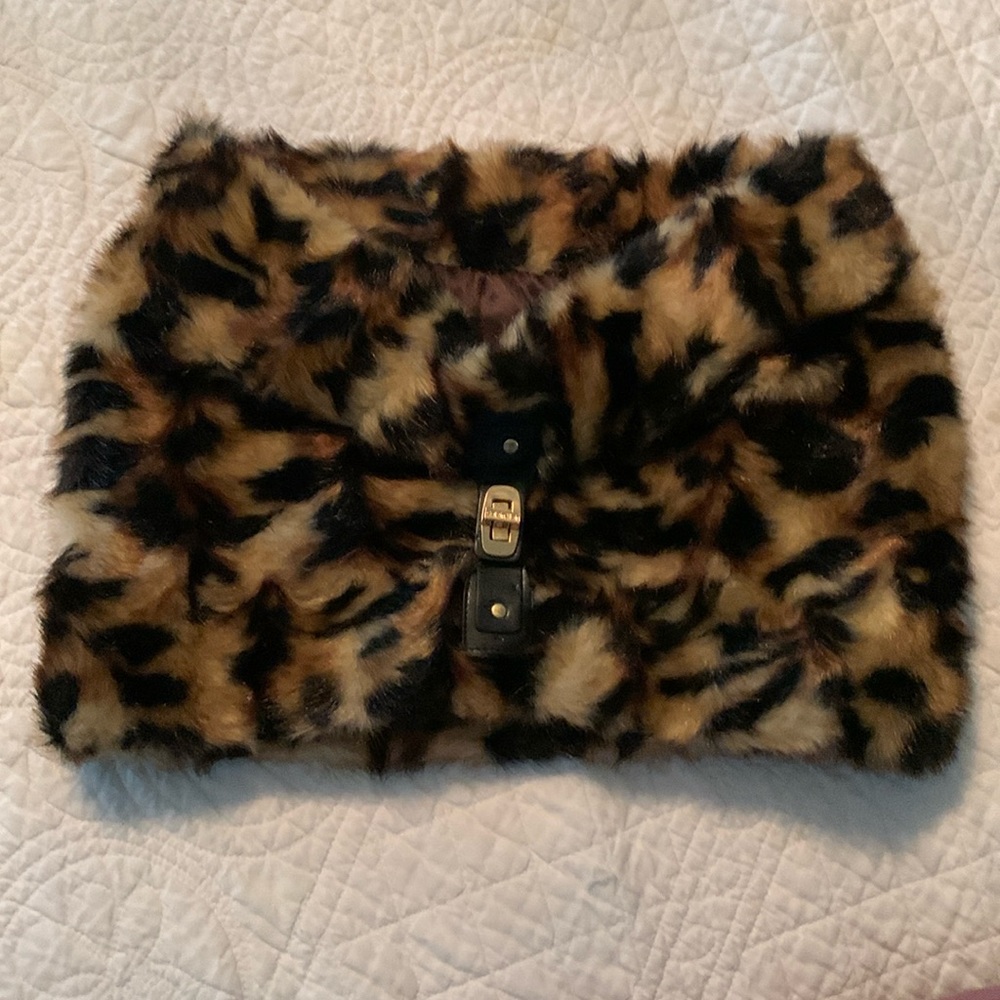 Calvin Klein- Faux Fur Leopard Neck Warmer